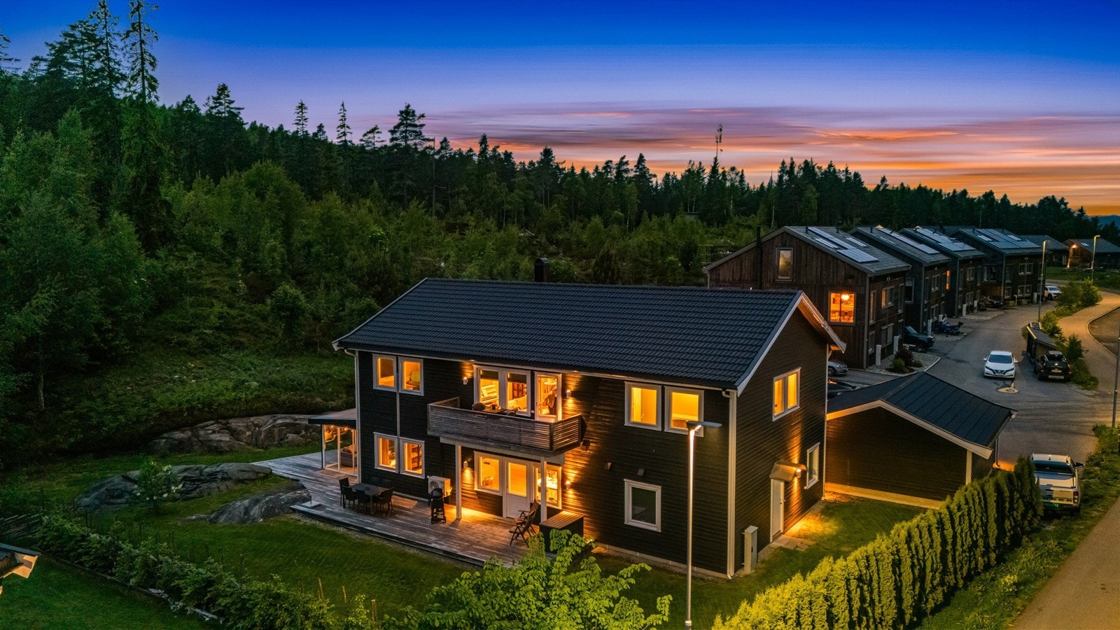 Boligen ligger fint til i et område som hovedsakelig består av eneboliger og rekkehus. Galleribilde