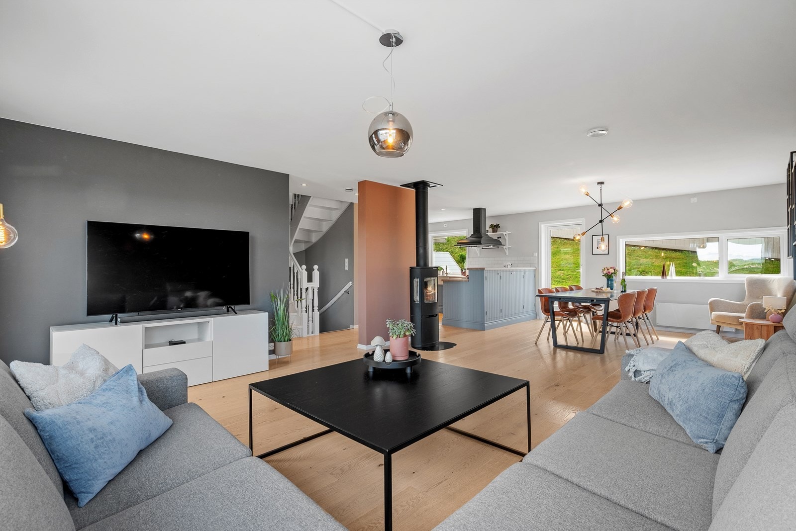Stua har rikelig med vindusflater og fremstår som lys og trivelig. Galleribilde
