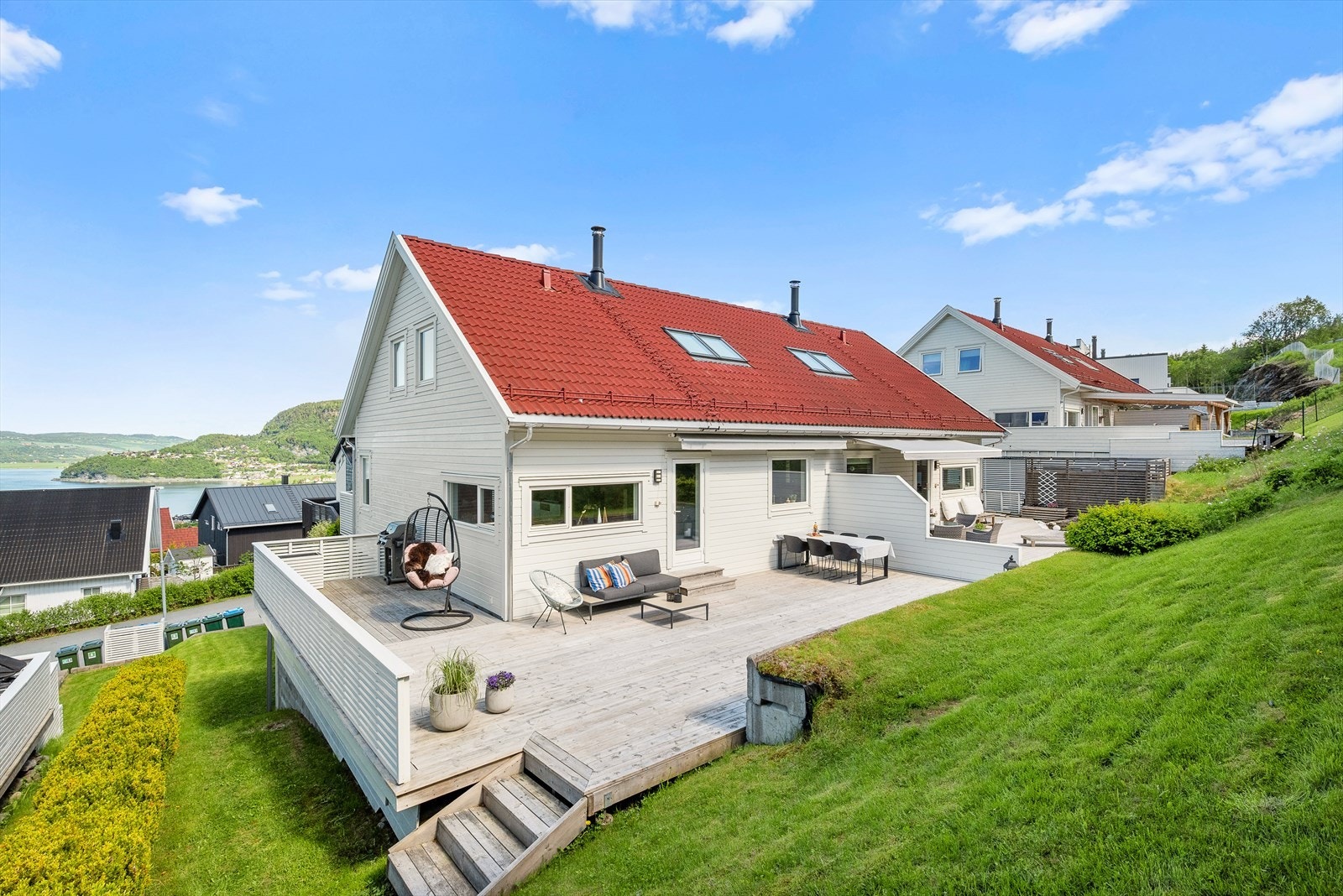 Stilrent uteareal med romslig terrasse og gode solforhold. Galleribilde