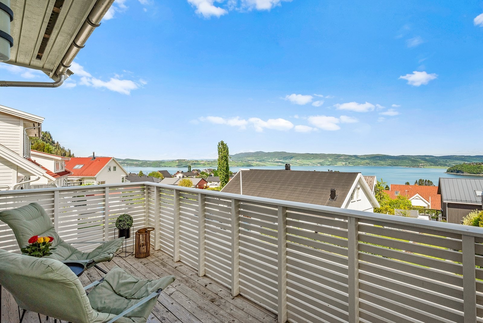 Fra eiendommen er det flott utsikt over fjorden og bygda. Galleribilde