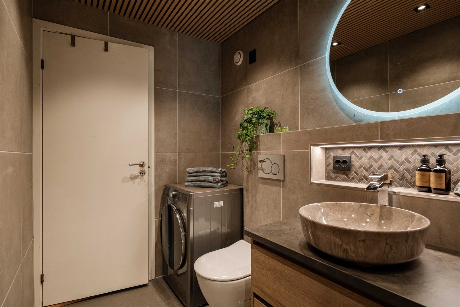 Badet har opplegg for vaskemaskin og tørketrommel. Galleribilde