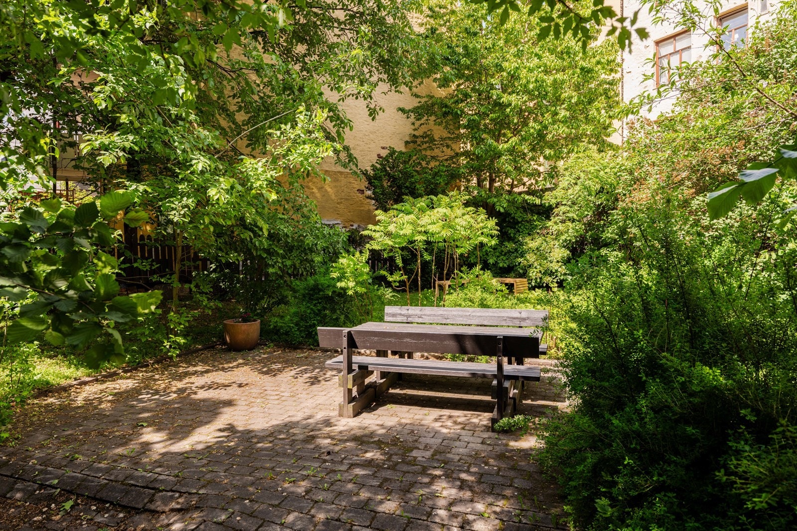 Sameiet har en hyggelig, felles bakgård med sittegrupper. Galleribilde