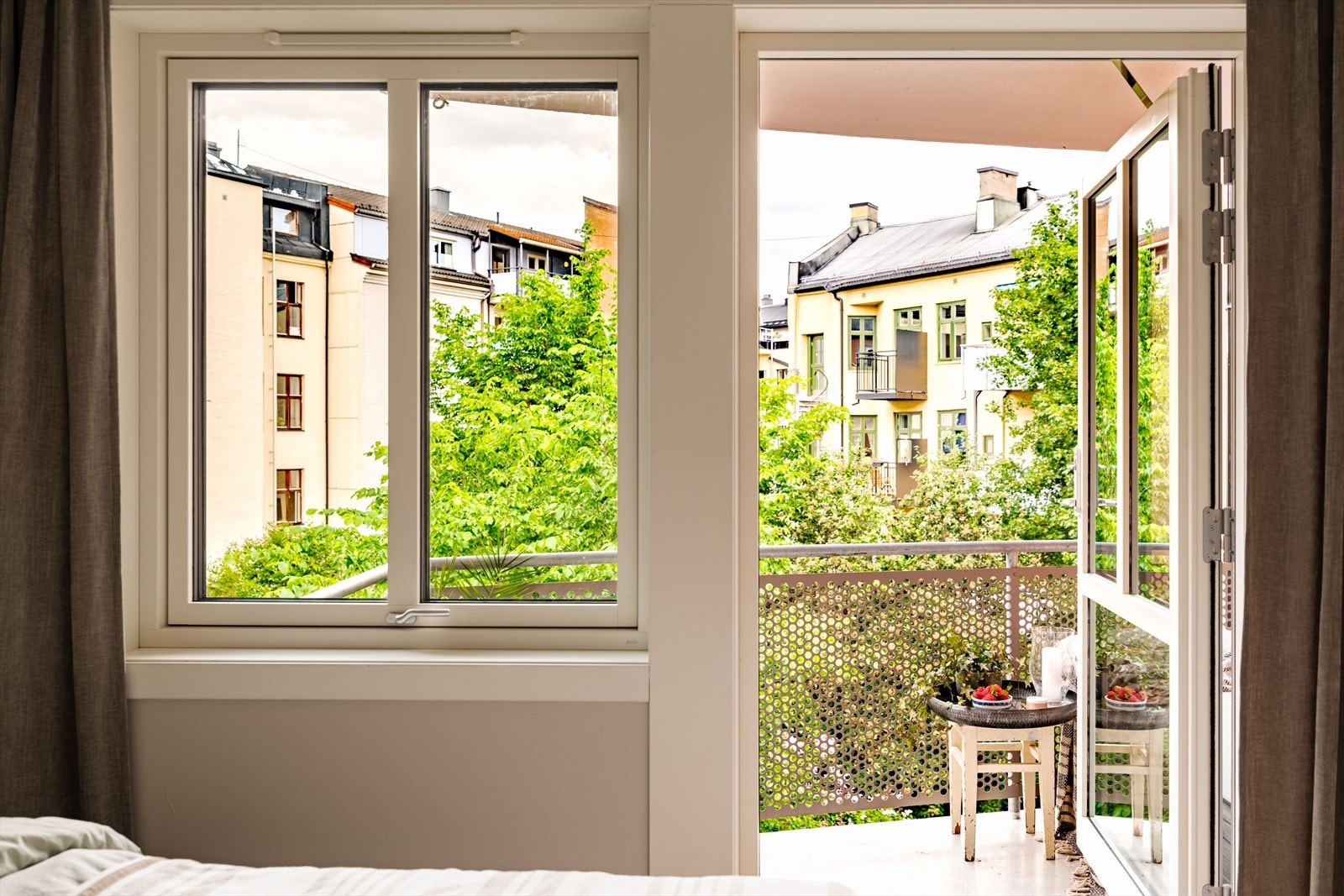Balkongdøren med isolerglass er fra 2024 og åpner opp mot en privat uteplass. Galleribilde