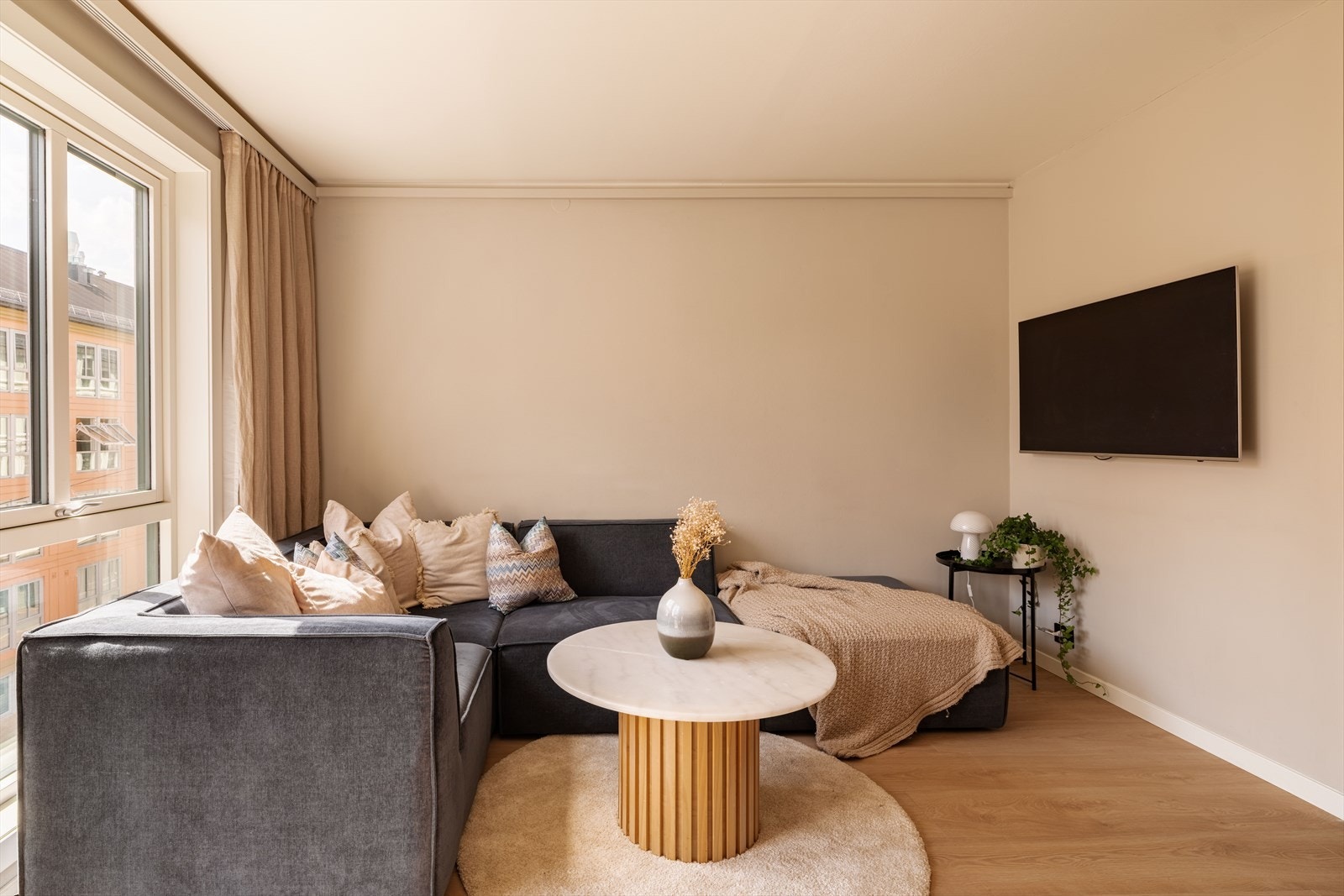 Stuen er av fin størrelse, med god plass til både sofagruppe og TV-møblement. Galleribilde