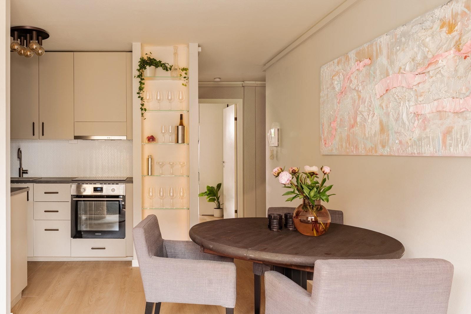 En belyst glasshylle skaper et elegant detalj, og gir oppbevaringsmuligheter. Galleribilde