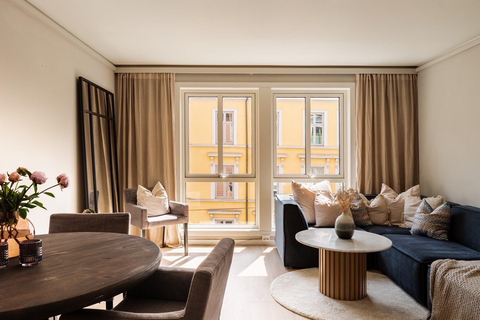 Store vindusflater fra 2024 slipper inn rikelig med lys i stuen. Galleribilde