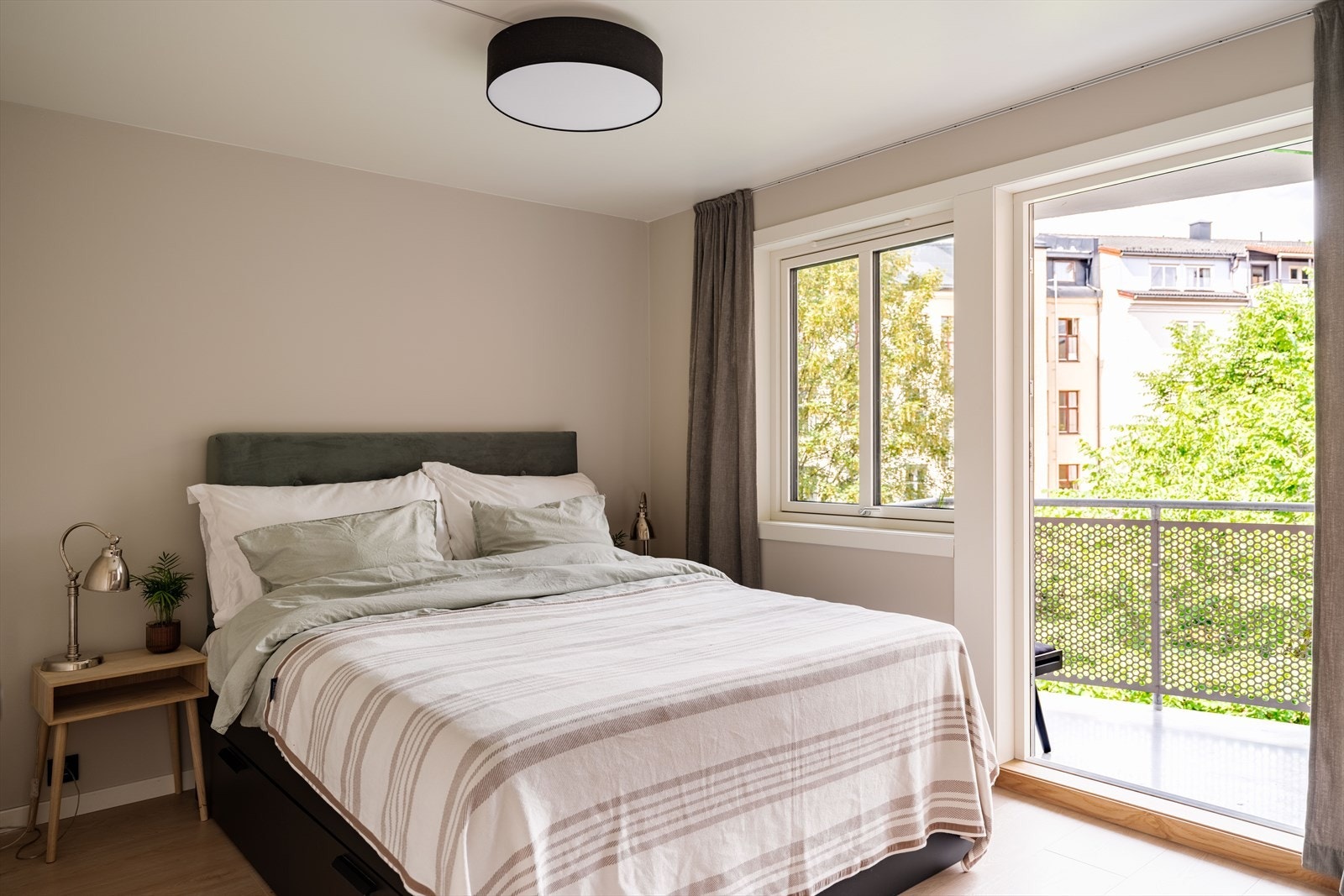 Soverommet vender mot en rolig bakgård og har direkte utgang til balkongen. Galleribilde