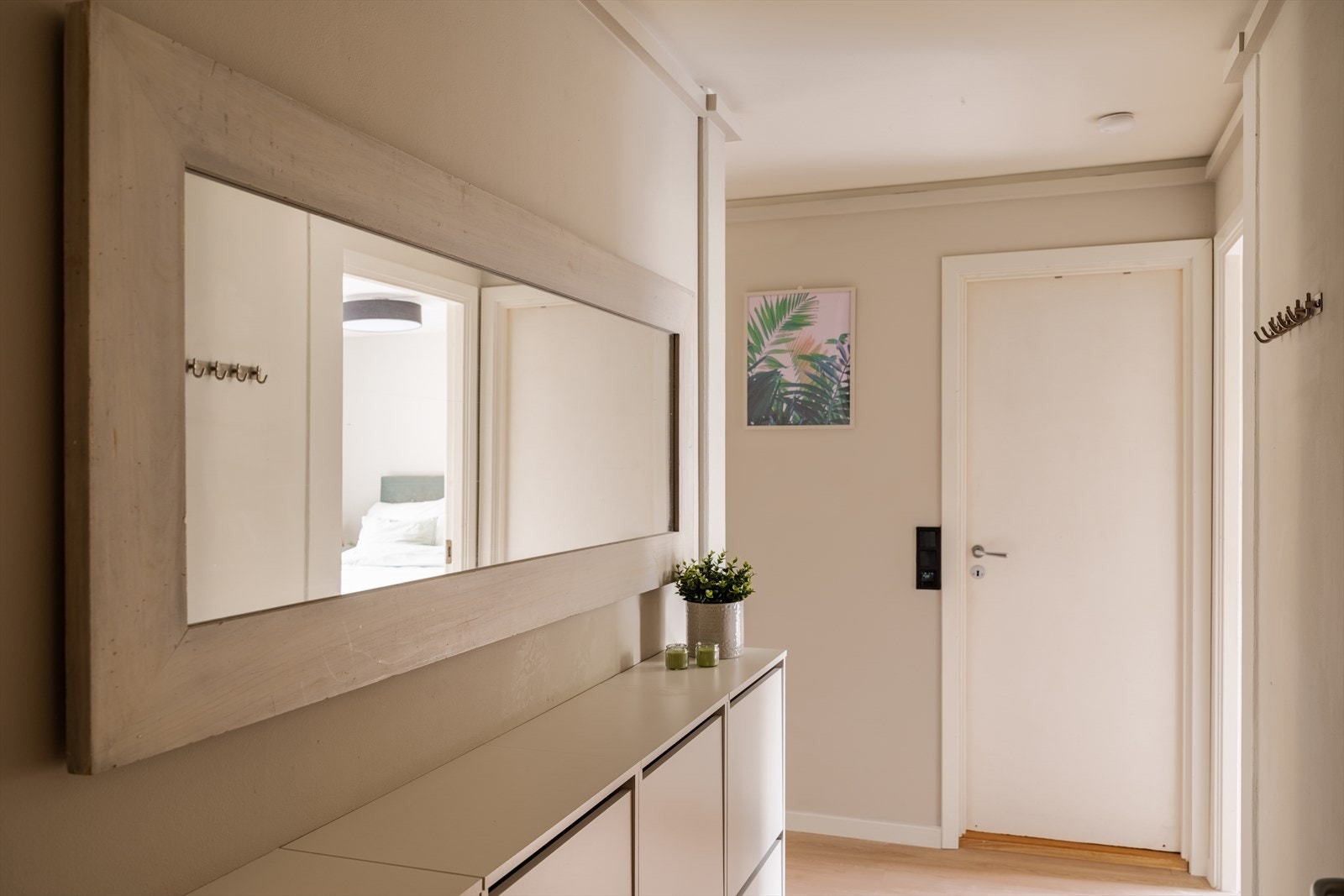 Leiligheten har en praktisk entré med plass for oppheng av yttertøy og sko. Varmefolie under gulvet gir behagelig komfort året rundt. Galleribilde