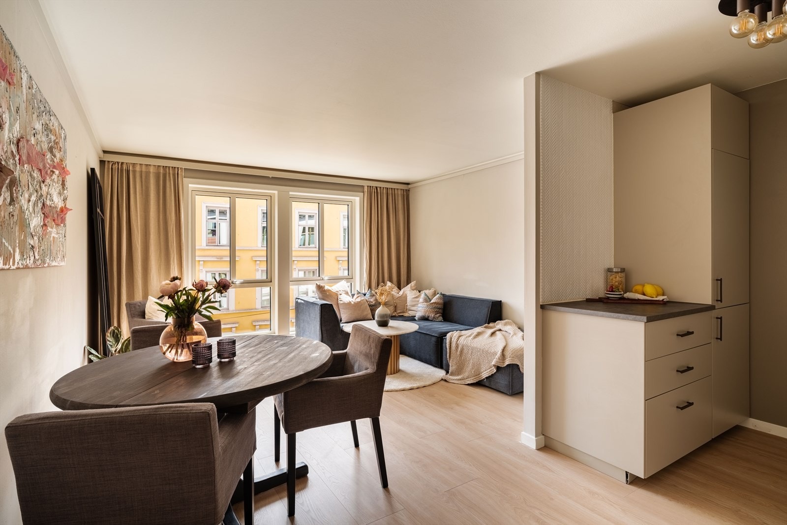 Leiligheten i ble oppgradert i 2023 og fremstår i dag med en moderne, stilren og påkostet standard. Her kan man flytte rett inn! Galleribilde