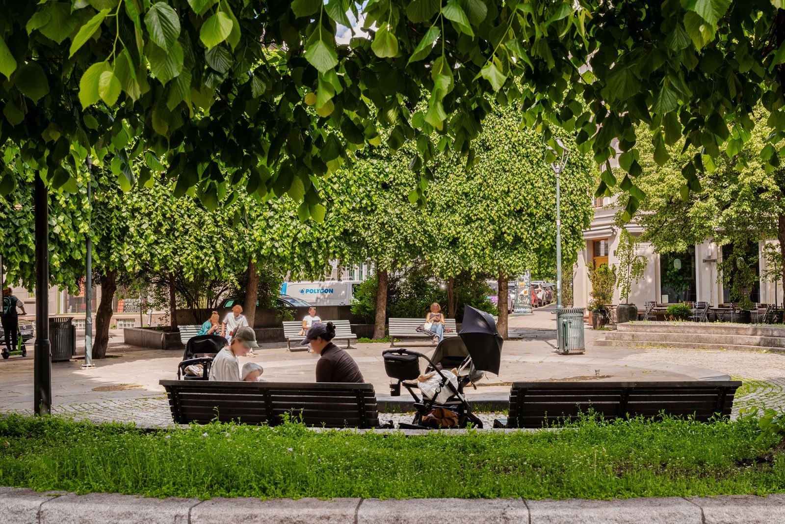 Grünerløkka er kjent for sine mange fine lunger, som Rathkes plass-Apostrophe, som fungerer som en naturlig møteplass. Galleribilde