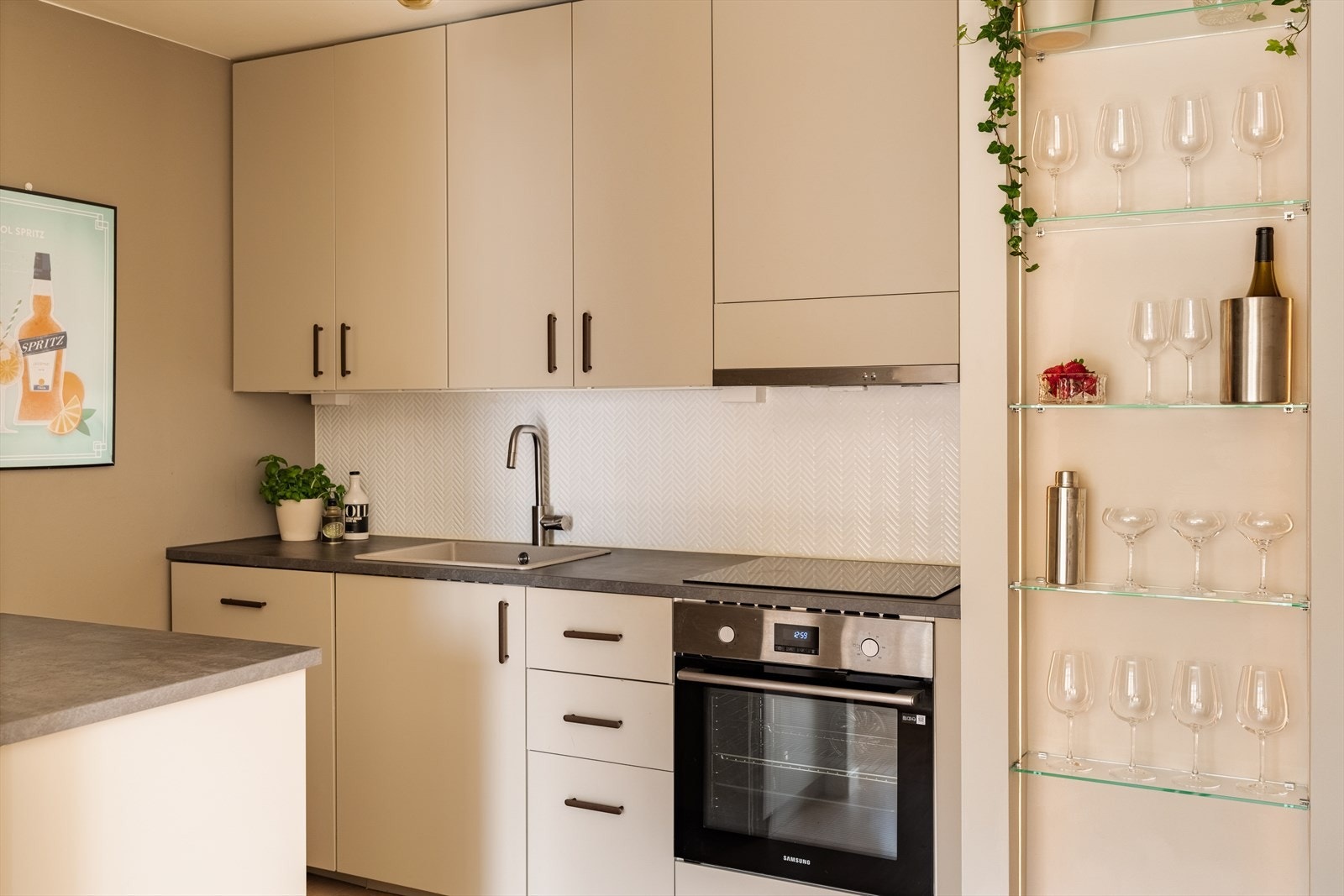 Moderne IKEA-kjøkken fra 2023 med slette fronter, laminatbenkeplate og integrerte hvitevarer. Galleribilde
