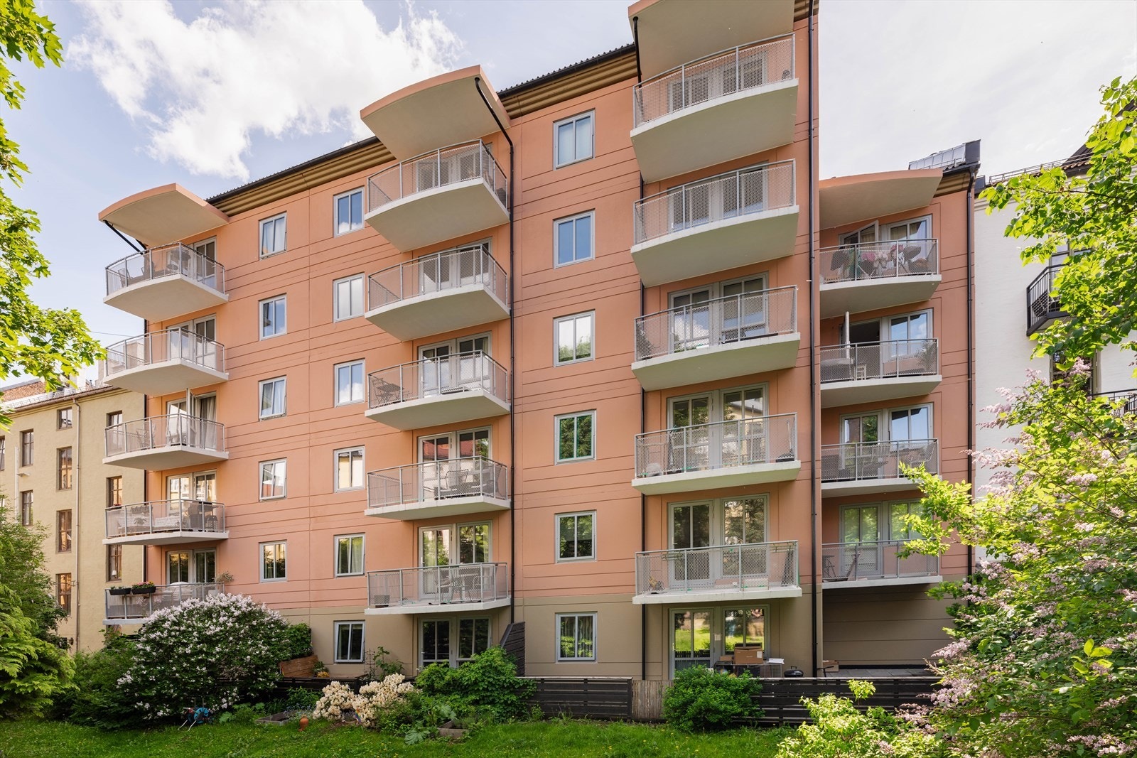 Boligen ligger tilbaketrukket i en rolig gate, samtidig som den har en attraktiv og sentral beliggenhet på Grünerløkka. Eiendommen fra 1990 har heisadkomst og kort gangavstand til parker, servicetilbud og kollektivtransport. Galleribilde