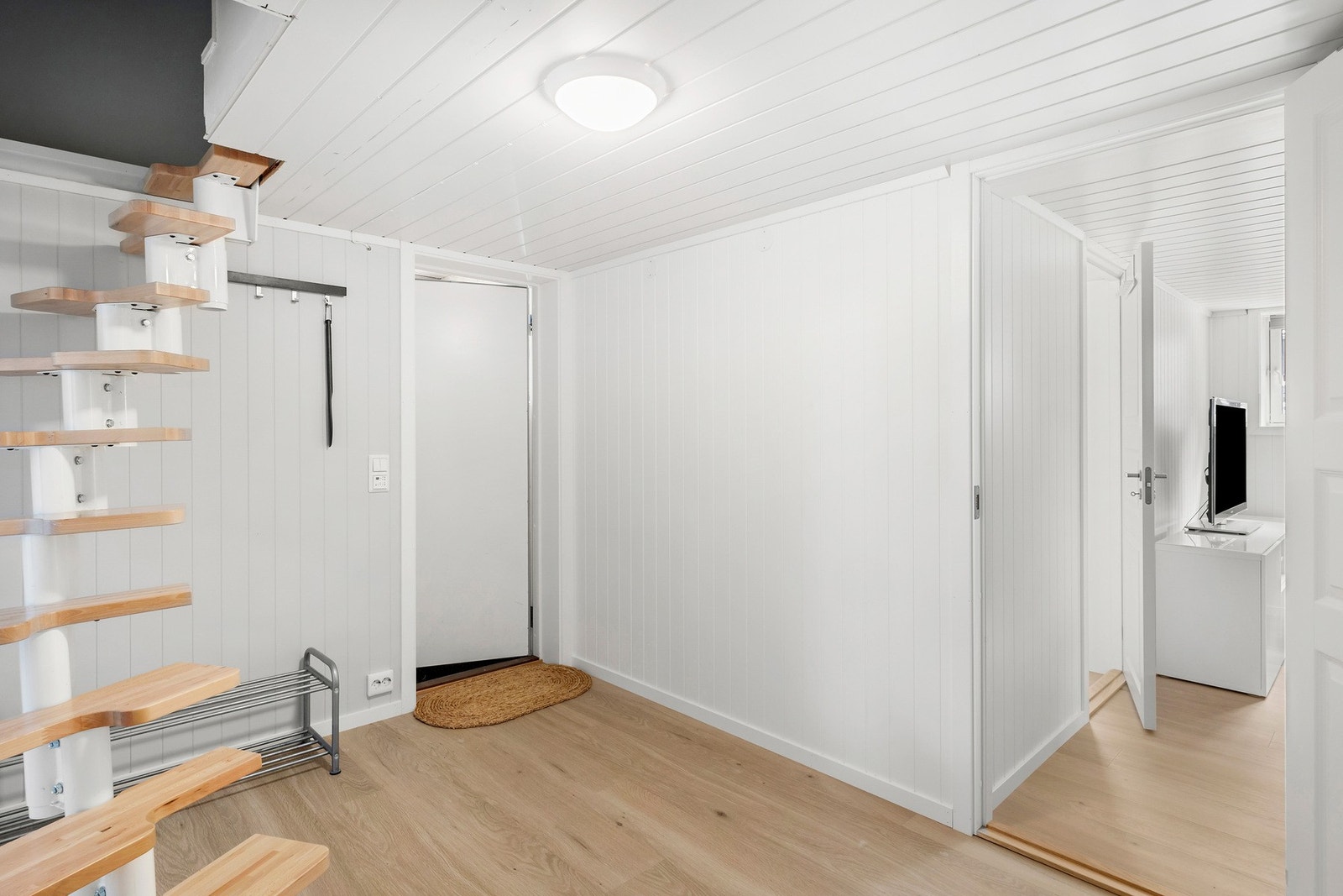 Det er egen inngang til kjelleretasjen og direkte adkomst fra hovedetasjen Galleribilde