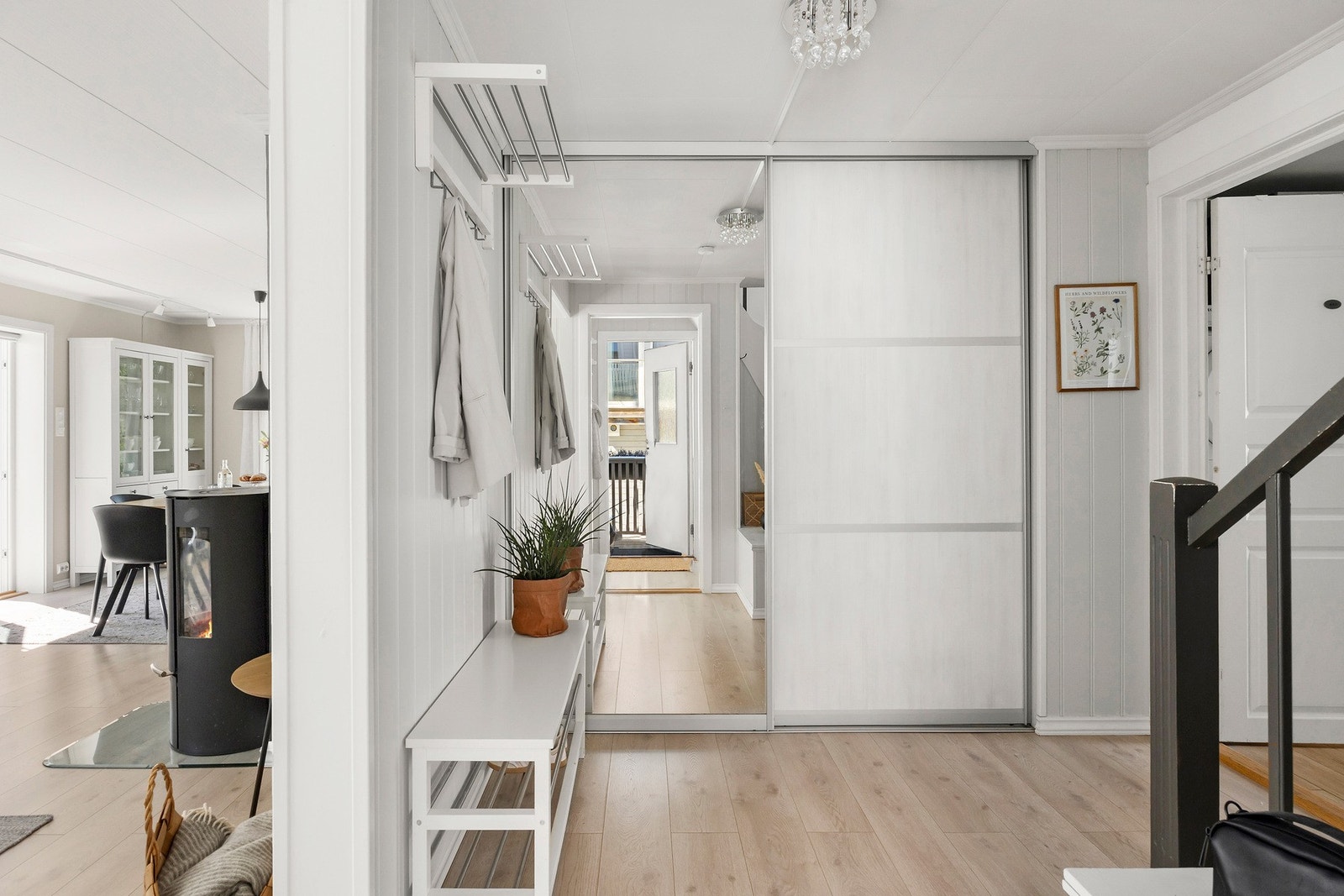 Romslig gang med praktisk skyvedørsgarderobe Galleribilde