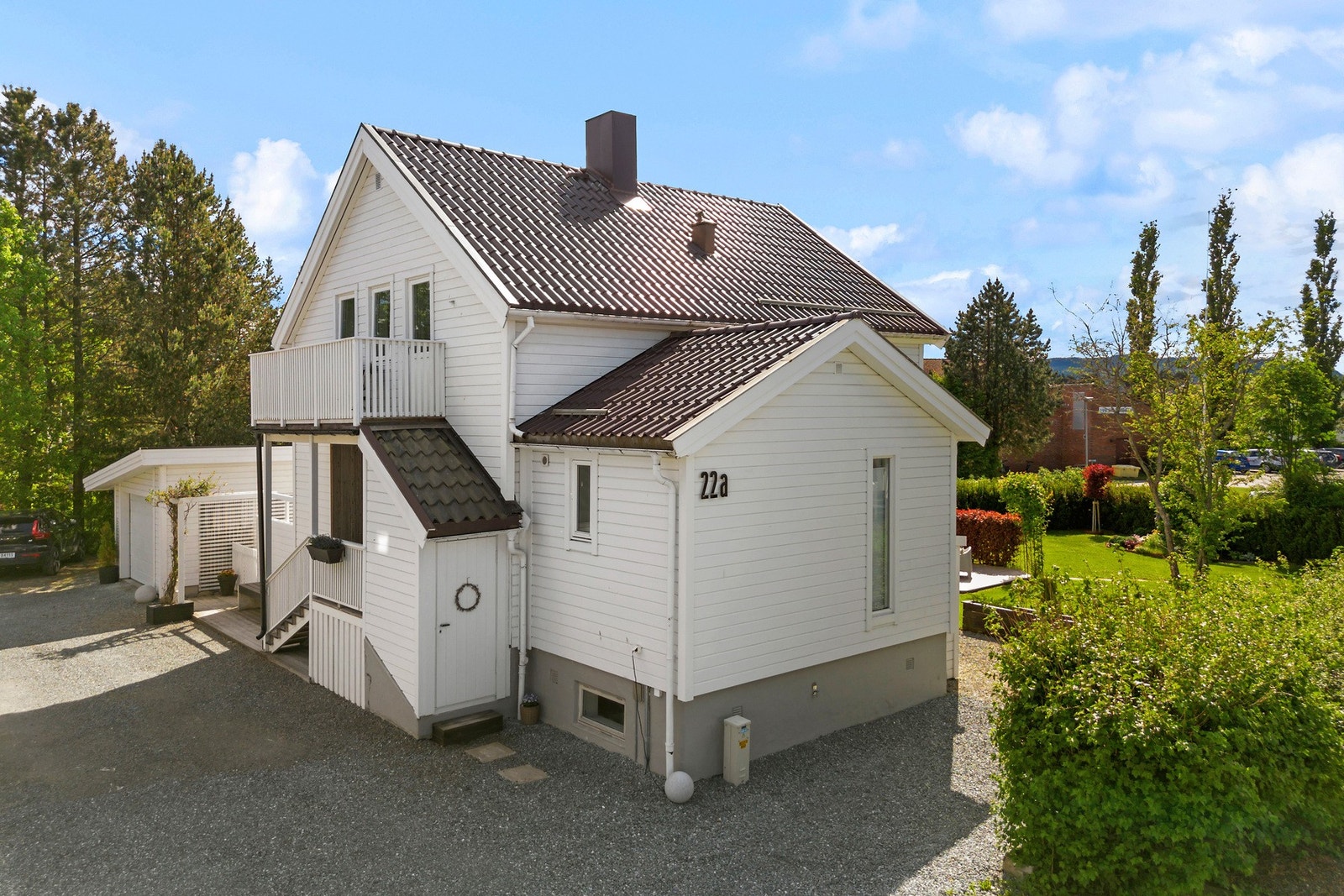 Garasje på 23 kvm og biloppstillingsplasser på tomten Galleribilde