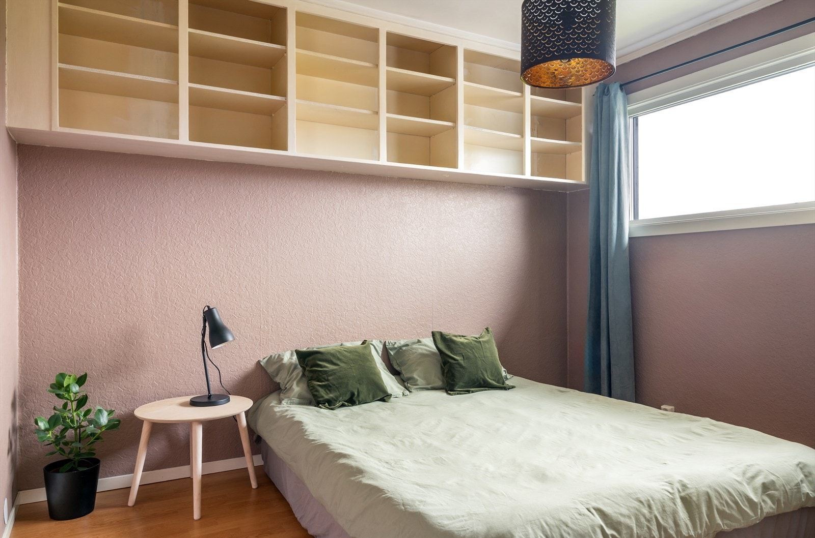 Romslig soverom med god plass til garderobe Galleribilde