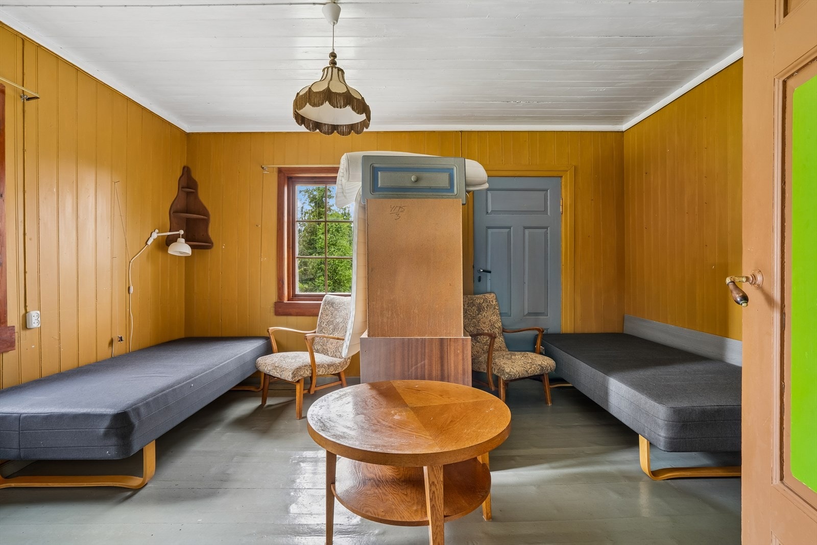 Rommet har, som resten av bygget, malte tregulv og panel på veggene. Galleribilde