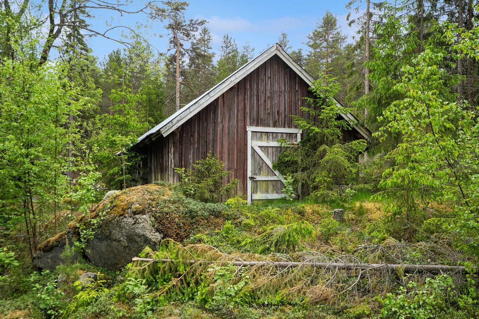 En frittstående utebod gir ytterligere lagringsplass. Galleribilde
