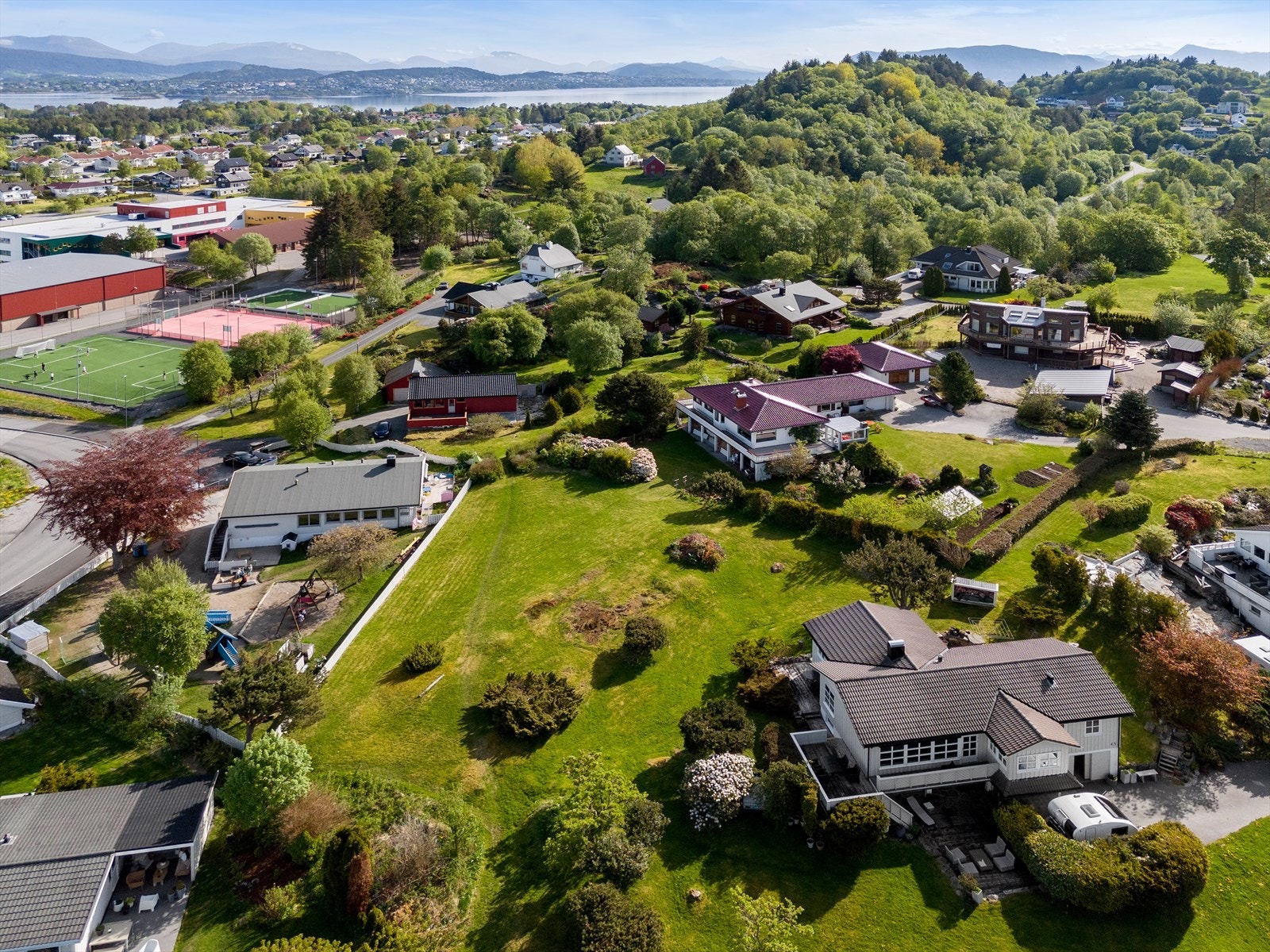 Det ble i 2026 gjennomført en grensejustering hvor del av gnr. 90 bnr 41 ble overført til gjeldende eiendom. I forbindelse med justering ble "grensegjerdet" stående igjen. Kjøper må påregne kostnader knyttet til flytting av gjerdet østover til ny grense Galleribilde