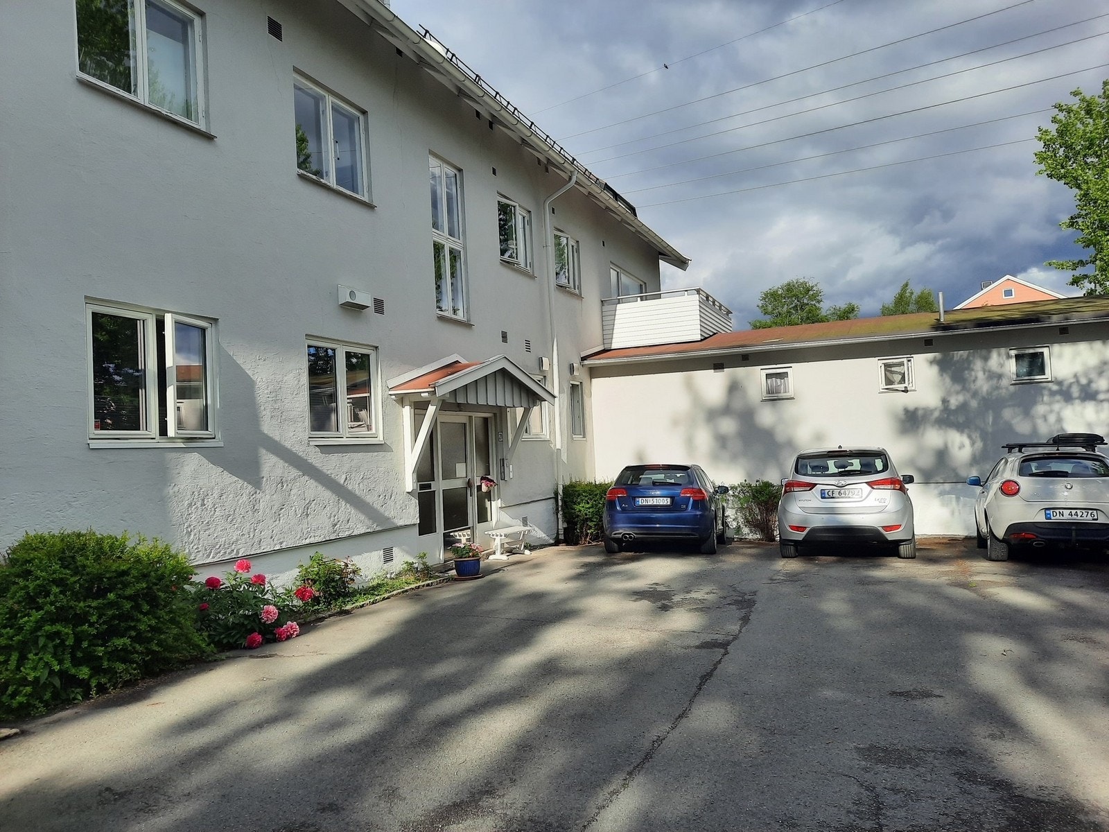 Fasade med oppstillingsplass til bil Galleribilde