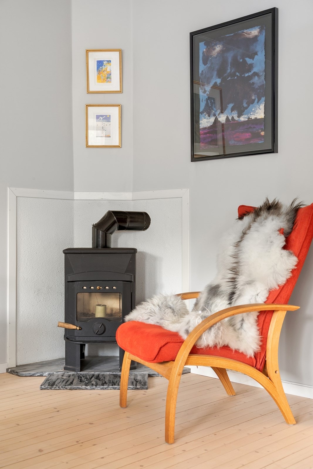 Boligen er oppvarmet med elektrisitet kombinert med peisovn. Peisovnen egner seg perfekt for kjølige vintre og sene høstkvelder til både oppvarming og hygge. Galleribilde