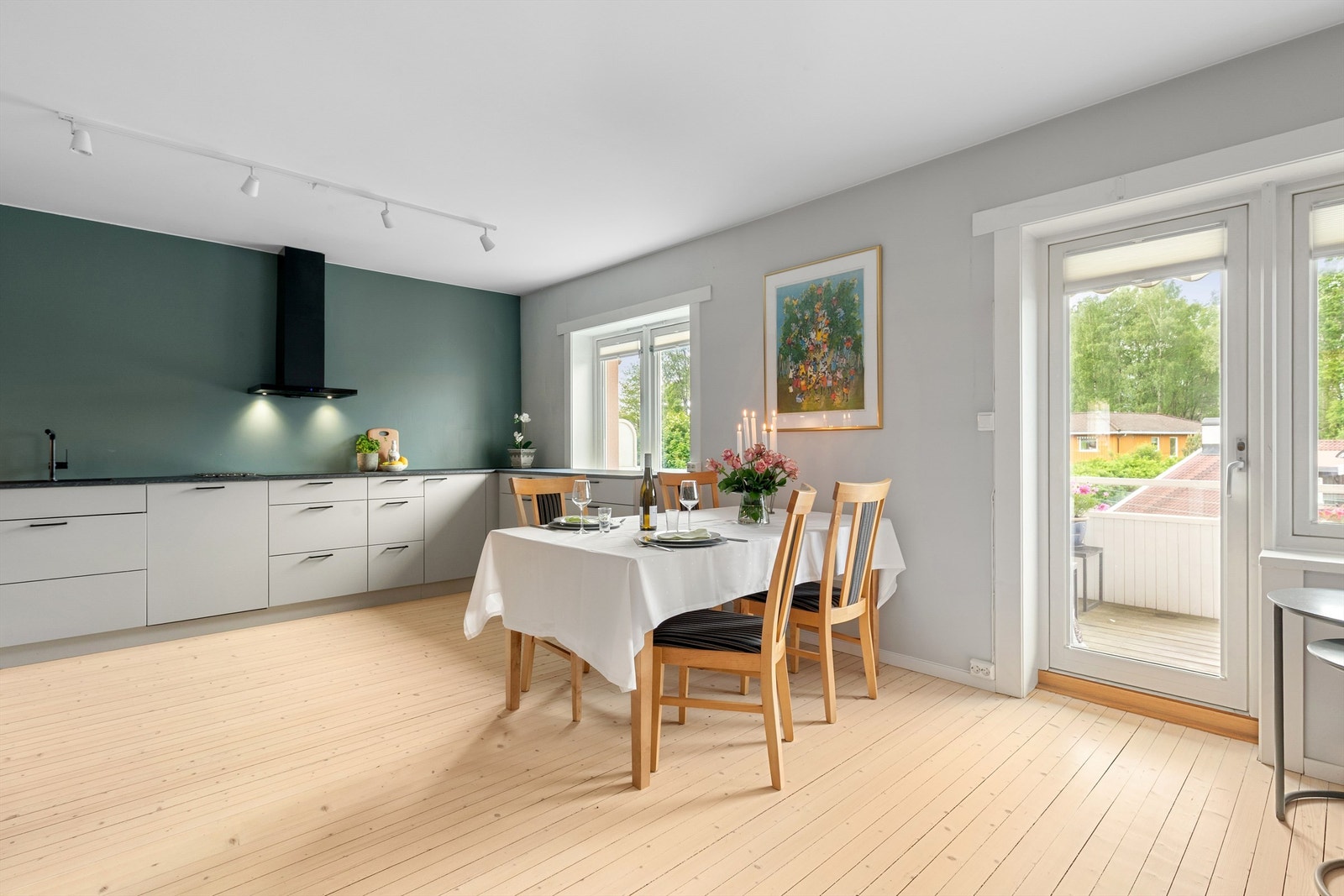 Kjøkkenet har god plass til et stort spisebord. Dette fungerer også som et naturlig skille mellom stuen og kjøkkenet. Galleribilde