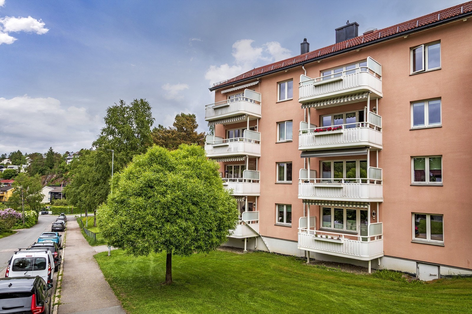 Fasade. Her er det gateparkering etter områdets bestemmelser. Galleribilde