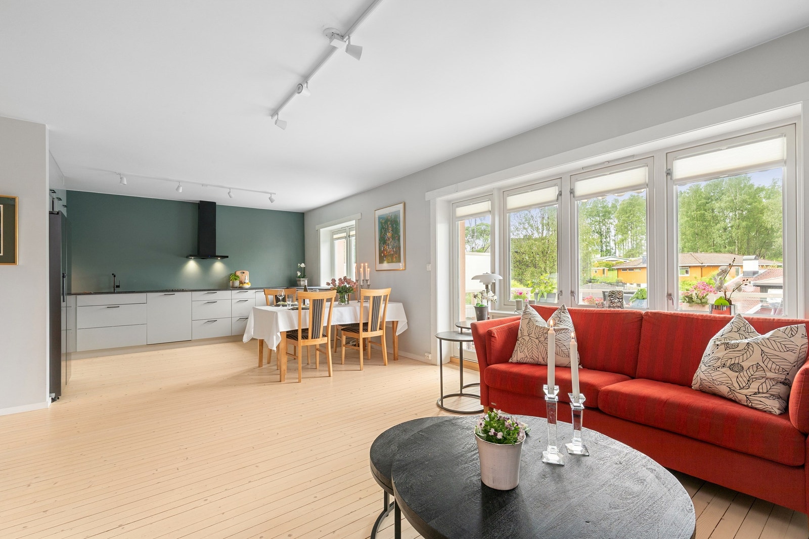 Kjøkkenet ble flyttet ut i stuen i 2022, som gir leiligheten en sosial og åpen løsning. Leilighet har flere store vindusflater som gjør den lys og luftig. Vinduene ble skiftet i 2020. Galleribilde