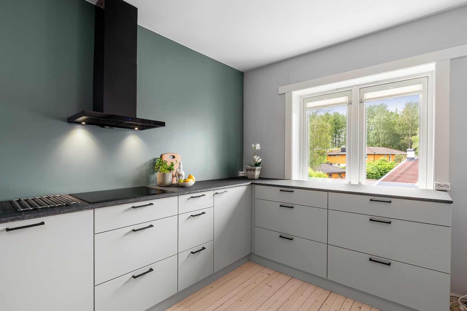 Hjørneskapene har gode løsninger og plassen er godt utnyttet med hjørneskapsuttrekk, som gir god oversikt og enkel tilgang til alt i skapet. Galleribilde
