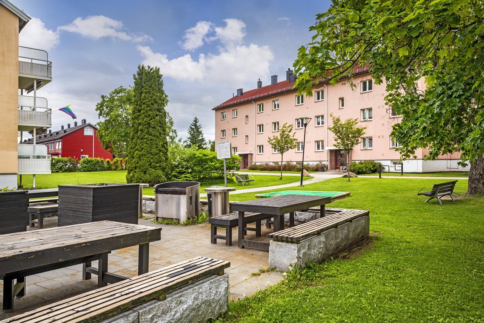 Borettslaget har fine opparbeidede fellesområder. Her kan beboerne benytte seg av den felles grillplassen, perfekt på varme sommerdager. Galleribilde