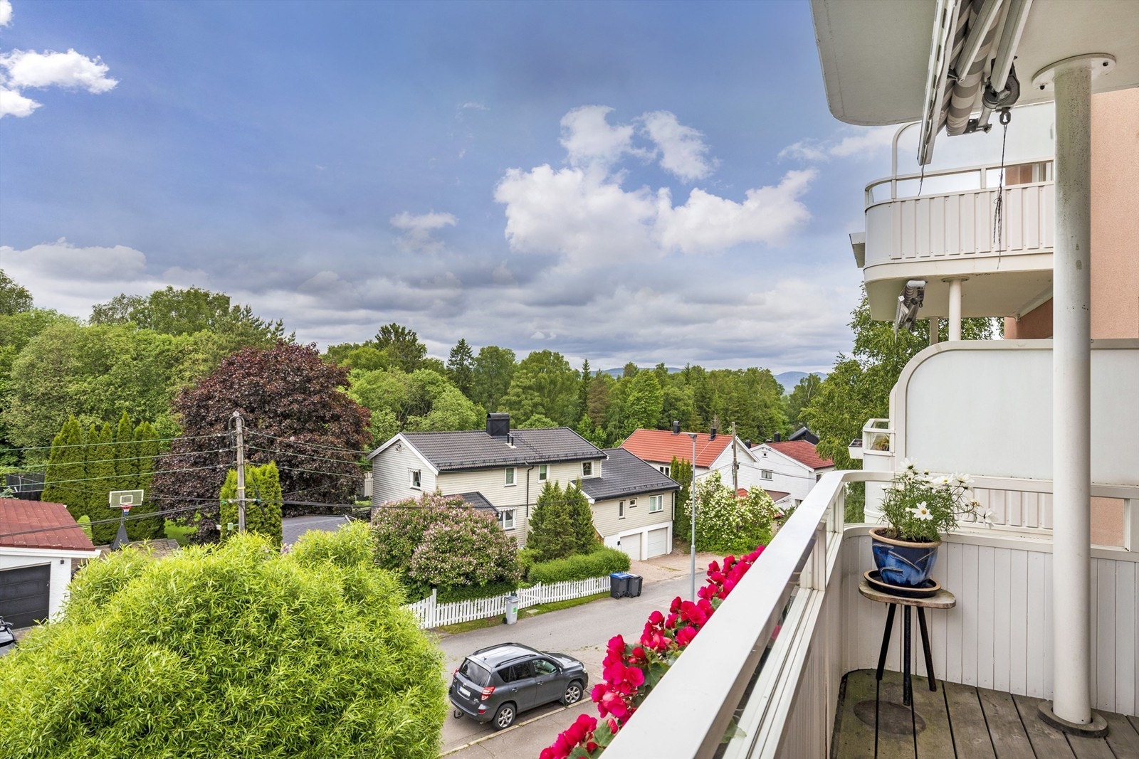Balkongen er vestvendt med utsikt mot friområder og villabebyggelse. Galleribilde