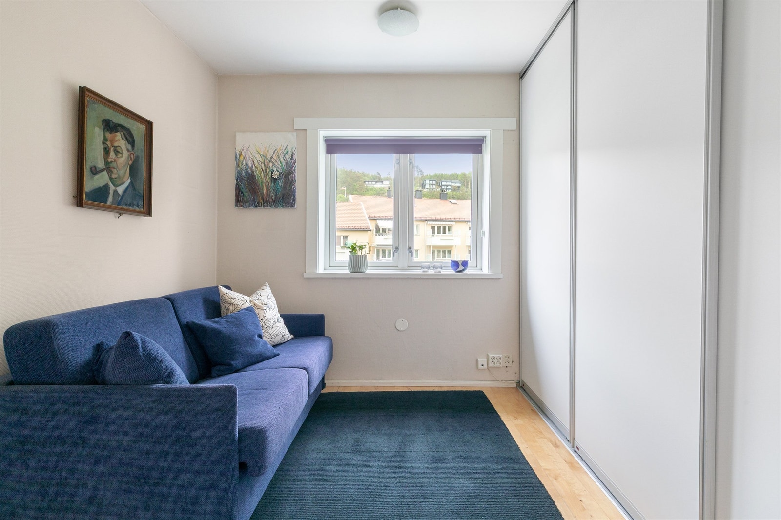 Det andre rommet passer perfekt som barne-, gjesterom eller kontor. Her er det et praktisk innebygd garderobeskap. Galleribilde