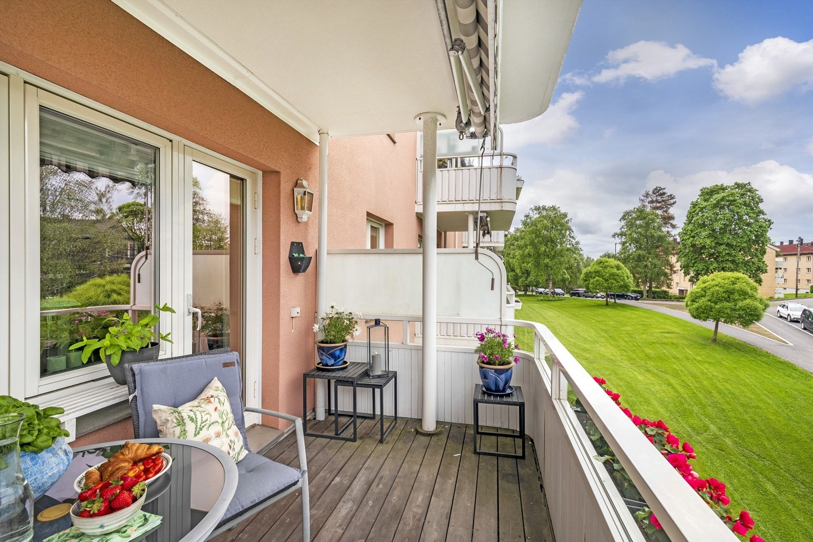 Her har du fantastisk kveldssol og selger opplyser om at det er sol på balkongen fra ca kl 12 på sommerstid. Det er tillatt med gass- og elektrisk grill på balkongen. Galleribilde