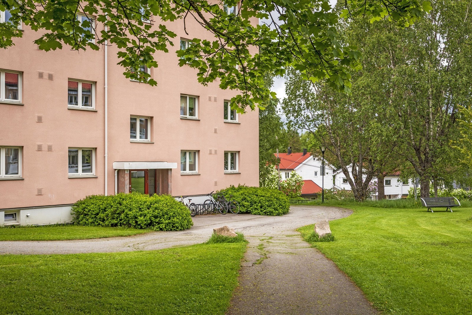 Inngangsparti med en praktisk sykkelparkering på utsiden. Galleribilde