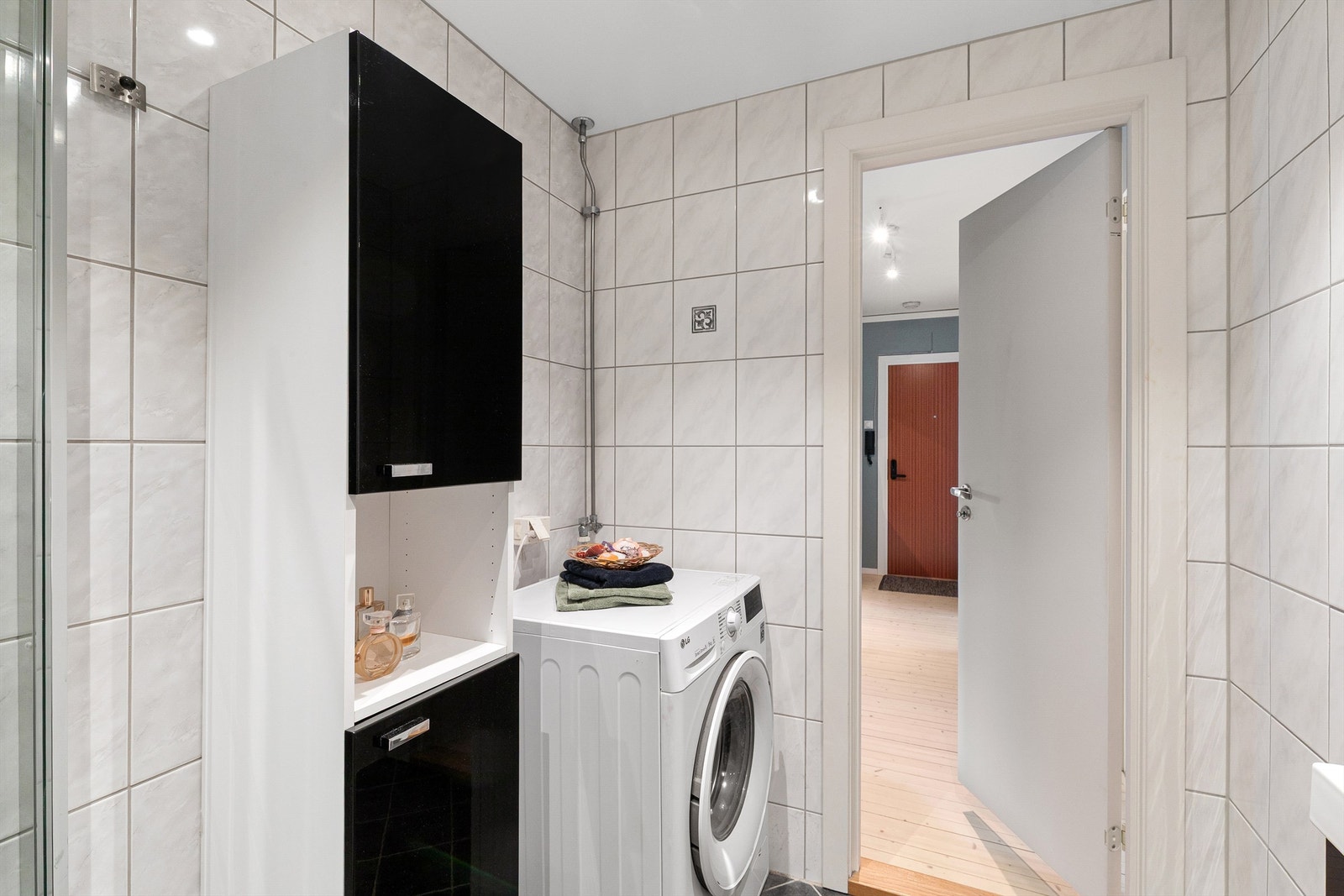 Det er gulvvarme på badet, samt opplegg for vaskemaskin. Galleribilde