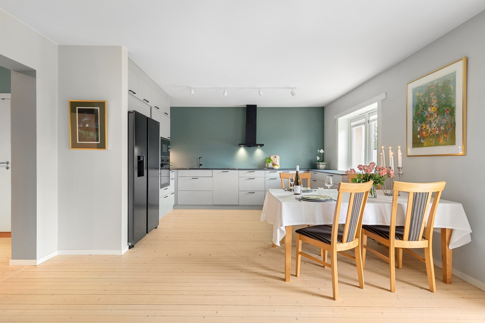 Kjøkkenet er lyst og moderne med praktiske løsninger og svært god skap- og benkeplass, perfekt for den som er glad i baking og matlaging. Galleribilde