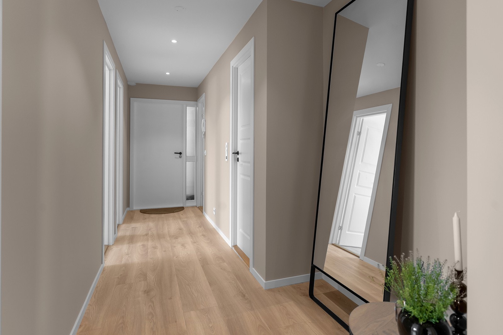 Romslig gang med down-lights i taket Galleribilde