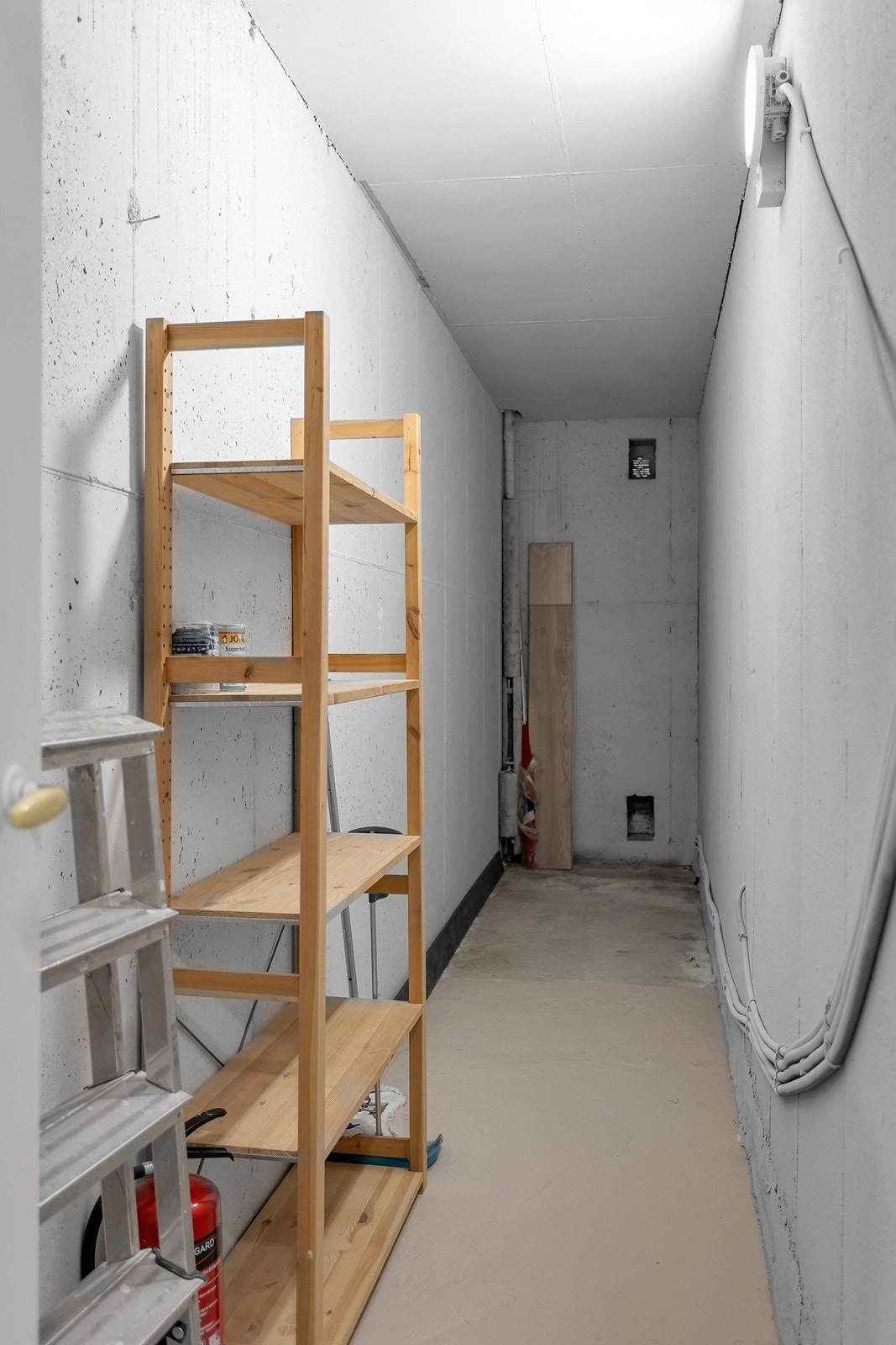 Fra vaskerommet kommer man inn til denne dype og romslige boden Galleribilde