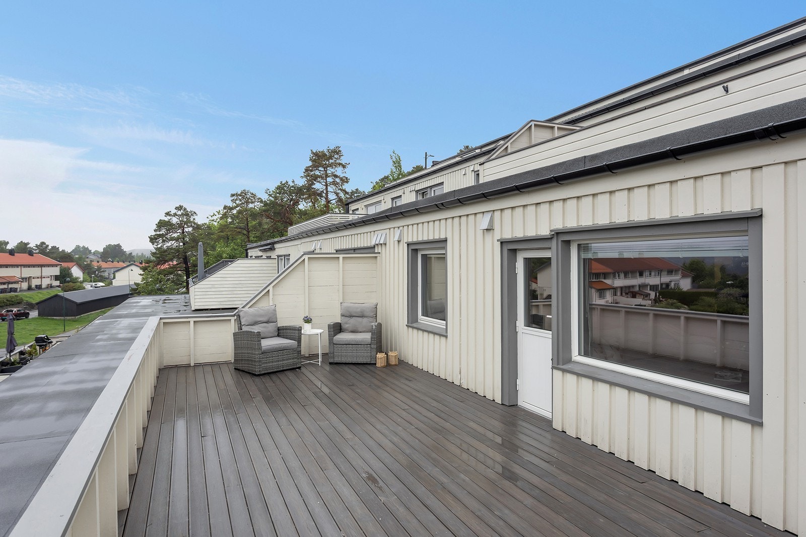 Fra stuen er det utgan til denne herlige verandaen på hele 32 kvm Galleribilde