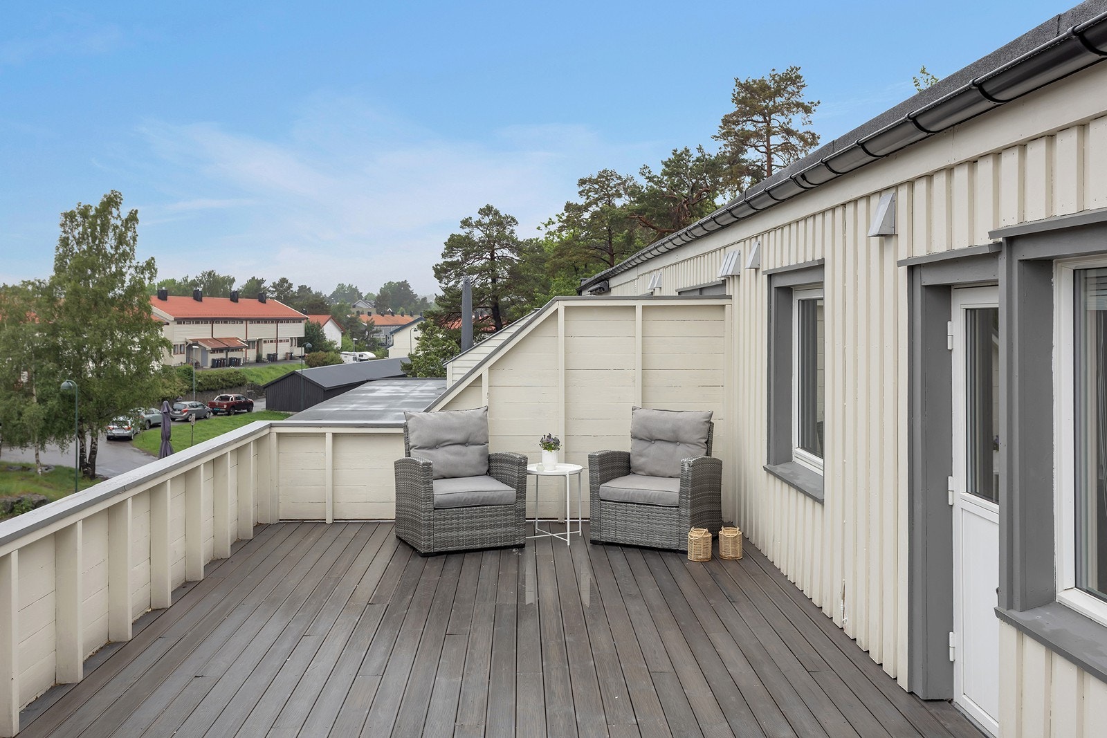 Her ute er det god plass til sittegrupper, grill, m.m. Galleribilde