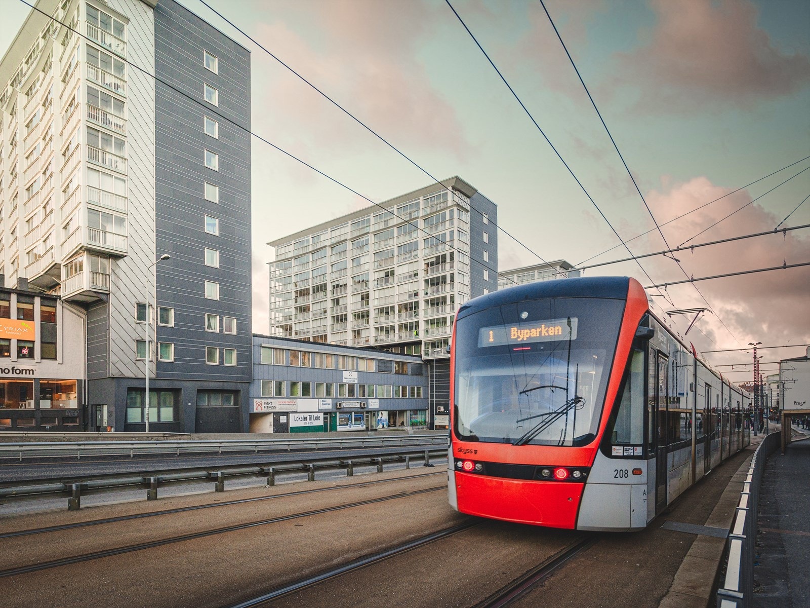 Kun få minutters gange fra huset finner man buss- og bybanestopp som tar deg i flere retninger, som blant annet Bergen sentrum og Flesland. Galleribilde