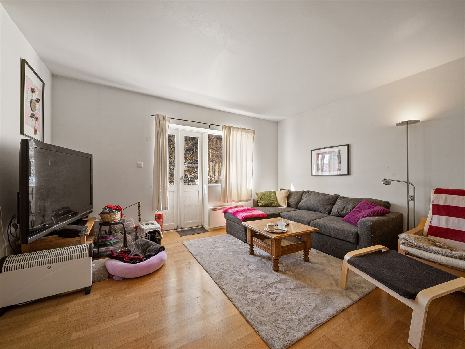 Leiligheten er innredet med entré, stue/kjøkken, tre soverom, bad og altan på 5 m². Galleribilde