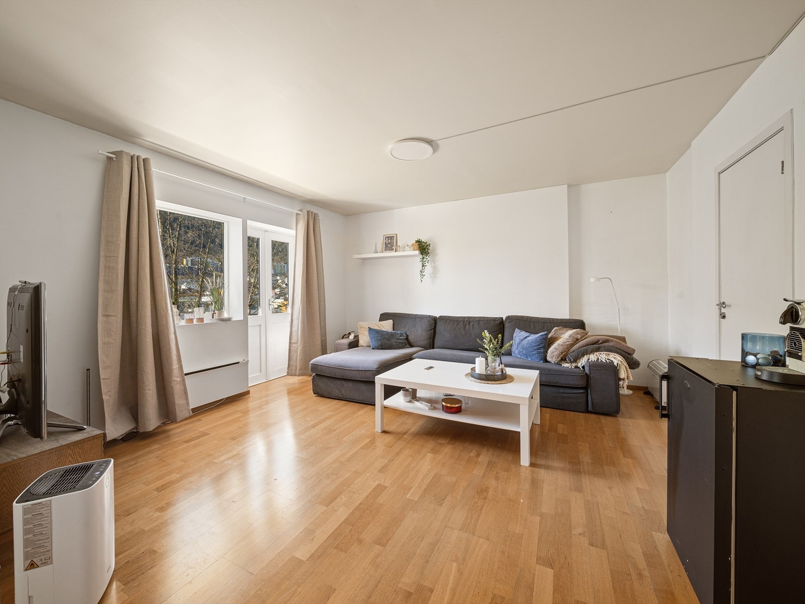 Leiligheten er innredet med entré, stue/kjøkken, bad, tre soverom av god størrelse og altan på 5 m². Galleribilde