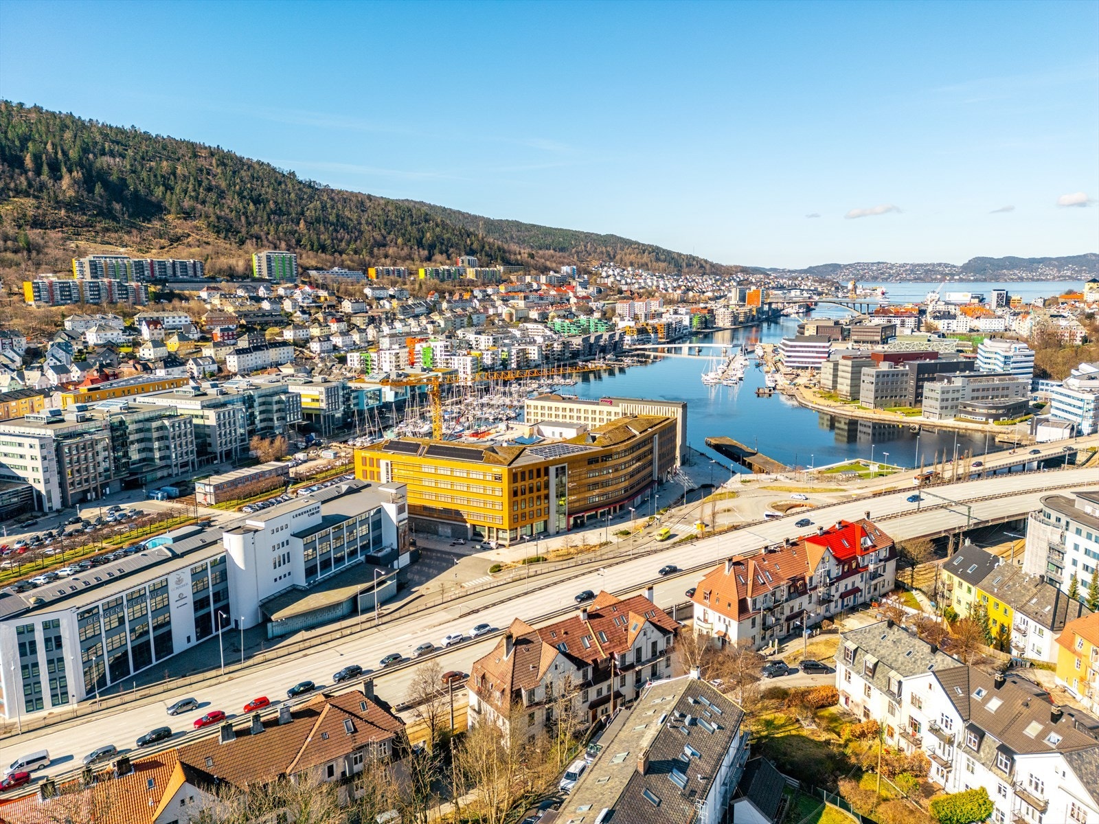 Fra boligen er det i også gangavstand til studiesteder som UiB, BI og HVL. Galleribilde