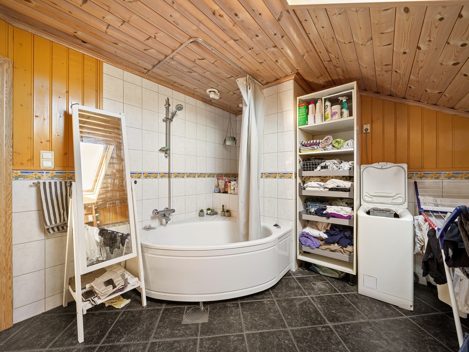 Loftet var uinnredet opprinnelig og siden innredet med en 2-roms leilighet (entré, stue, kjøkken og bad/vaskerom). Tiltaket er søknadspliktig. Galleribilde