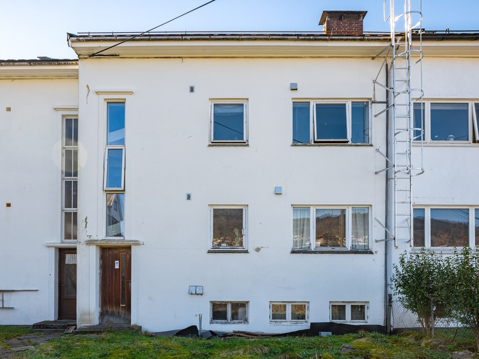 Opparbeidet med pent inngangsparti og felles hage både på fremsiden og på baksiden av bygget. Galleribilde