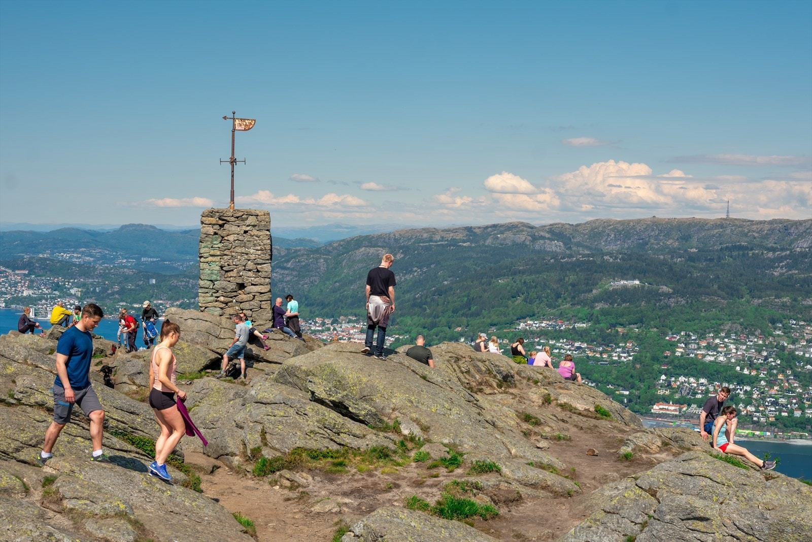 Det er kort vei til fine fjellturer på Ulriken, Fløyen og Løvstakken, og hvis man ønsker en litt roligere tur er det flott å spasere rundt store Lungegårdsvannet. Galleribilde