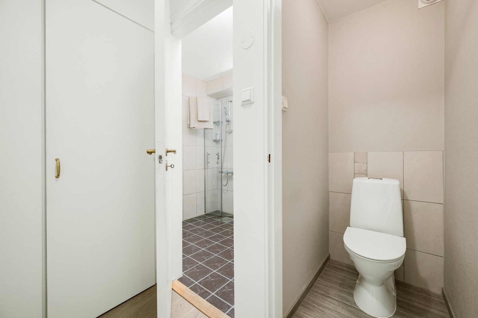 Vegg i vegg med badet er toalettrommet. Galleribilde