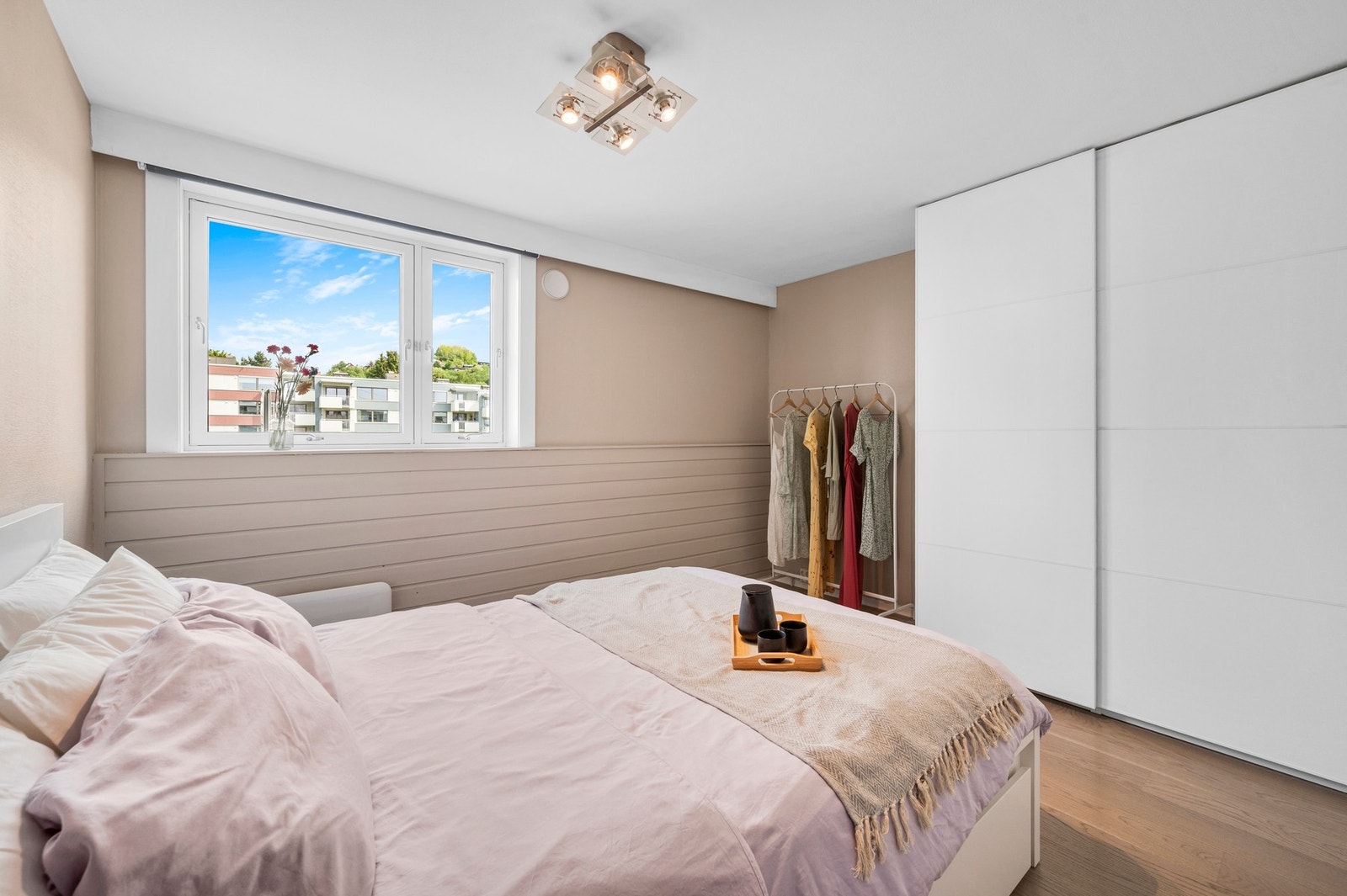 Lyst og pent soverom med skyvedørsgarderobe.. Galleribilde