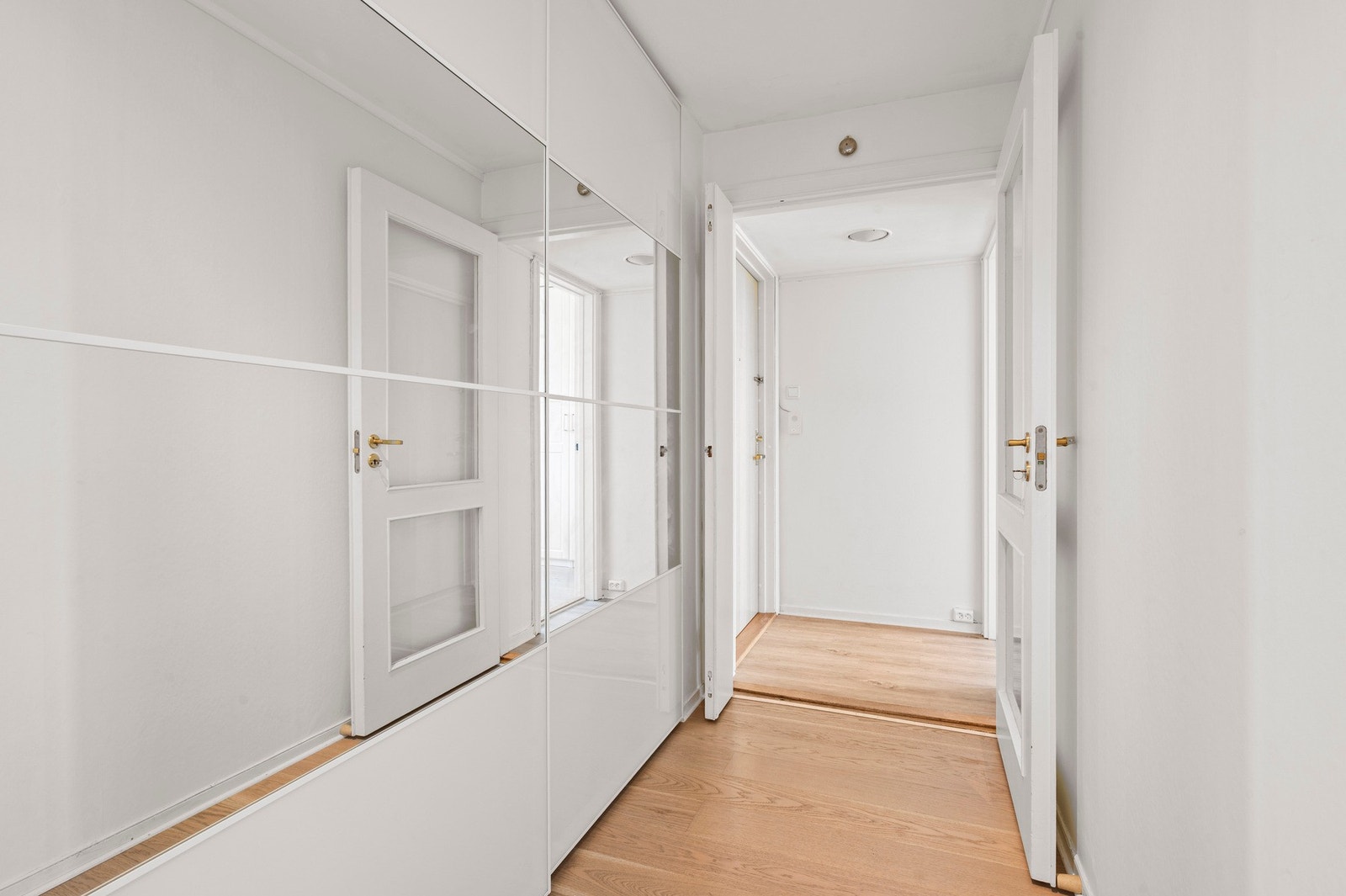 Gangen har god plass til sko og yttertøy med en praktisk skyvedørsgarderobe. Galleribilde
